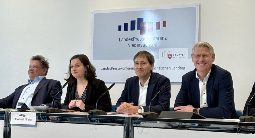 Thorsten Schmidt (r.), Hanno Kummer (2.v.r.), Dr. Andreas Philippi (l.), Elisabeth Woldt (2.v.l.)